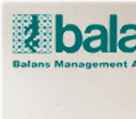 balansR�̃��C�Z���X�����҂̂��߂ɁA�o�����X�`�F�A�̐V����i���J�������ЂƂȂ邽�߂ɁABalans Management AS��1996�N�ɐݗ�����܂����B���̑O�ɁA�o�����X�`�F�A�̒񏥎҂ł���AbalansR���W�̏��L�҂ł���n���X�E�N���X�`�����E���O�\�[���ƁA�ŏ��̃o�����X�`�F�A�̃f�U�C�i�[�ł���Oddvin Rykken�́AbalansR�ł̋��͂𕜊����邱�Ƃɓ��ӂ��܂����B�ނ�́A���̃o�����X�`�F�A�����̖��̂ŕ\������邱�Ƃɓ��ӂ��܂����B�u�f�U�C���F�X�^�W�I�@�o�����X�v