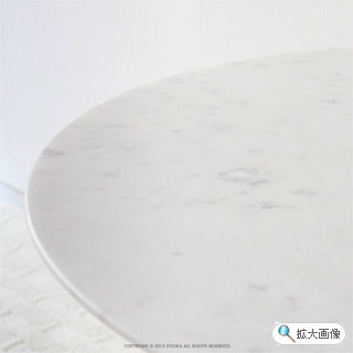 天板には天然の大理石を使用。チューリップを模した柔らかいフォルムで、モダンなサイドテーブルです。