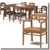 �V�[���ɍ��킹�āA�e�[�u���r�̈ʒu���ς�����u1804D�v�A�אg�́u1804S�v�A�R���p�N�g�ȁu1504S�v�ȂǑI�ׂ�R�̃e�[�u�������C���A�b�v�B