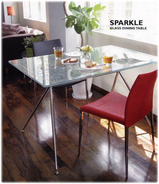 SPARKLE �Ђт̓������K���X�𓧖��ŏ㉺�T���h����3�w�\���ɂȂ��Ă��܂��B�����I�ȃV���[�v�ȋr�Ƃ̑g�������A�s��I�ȃ_�C�j���O�Ƀx�X�g�}�b�`�I
