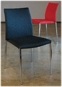 DINING CHAIR �i�q���̏_�炩������n���S�n�悢�V���v���ȃ_�C�j���O�`�F�A�[�ł��B�V�b�N�ȃu���b�N�ƁA�N�₩�ȃ��b�h��2�F�W�J�B