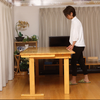 木製折りたたみテーブルの折り畳み方法(持ち上げるだけです。)